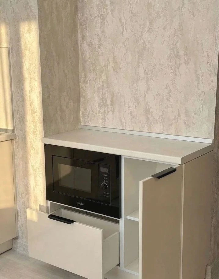 Угловая кухня на заказ со встроенной техникой