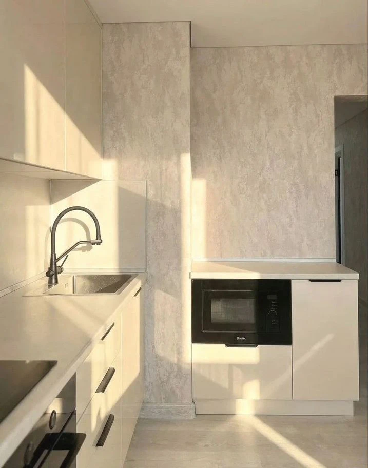Угловая кухня на заказ со встроенной техникой